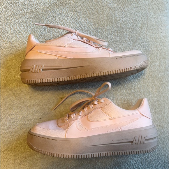 Women’s pink Nikes, size 9.5 - Picture 4 of 4